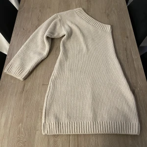 Stickad klänning  - Stickad klänning från Gina Tricot. Använd en gång. Frakten ingår inte. 