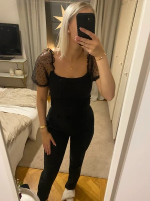 Svart topp - Superfin svart topp🤍bra skick, strl M.