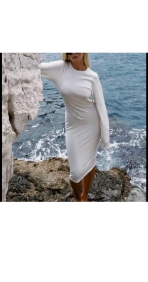 Na-kd klänning  - Världens finaste klänning som inte kommer till användning! ✨Köp här på Plick och den va då aldrig använd, och jag har använt den en gång. Klänningen är från Josefine HJs kollektion med Na-kd