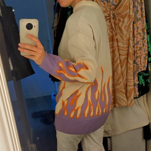 Stickad tröja med tryck - Skön statement piece. Den är tjock och mysig.den ger en lite overzised look.