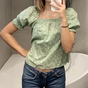 Blus & Other Stories - Suuupersöt blus från & OtherStories, ALDRIG använd. Nypris  690💓 Storlek 34 men passar mig som vanligt är 36 utan problem!