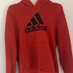 Adidas hoddie  - Adidas hoddie i ungefär storlek xs/s vet inte exakt då jag klippt bort lappen för den var störande 