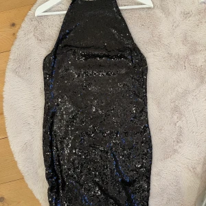 Glittrig klänning  - Superfin nyårsklänning från Rebecca Stella, öppen djupt ner i ryggen. Skriv så skickar jag mer bilder