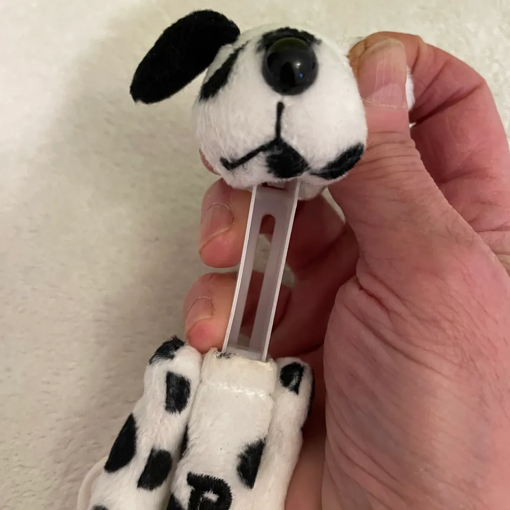 Pez hållare dalmatin hund figur . Med nyckel knippa .Mjuk i material .kan böja armar och ben fram och back . storlek stående är 14cm. Muu.