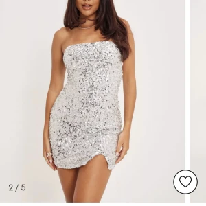Nyårs klänning - Jag säljer denna super snygga, slutsålda glittriga klänning! Perfekt för nyår!!✨✨ Säljer pga att jag ej har några planer på nyår! Nypris 400kr, klänningen är endast provad!💗💗 (Bilder lånade)
