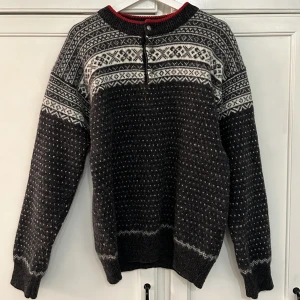 stickadtröja - jättefin och mysig stickadtröja med silvriga knappdetaljer. är markerad som storlek XL men har mer passformen av en M. öparen står för frakten!😊📦