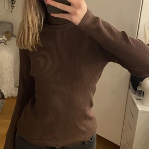 Ribbad polotröja - Supersnygg oanvänd polotröja. Lappar kvar. Strl S. 🤎