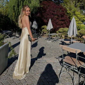 Långklänning  - Så fin krämvit långklänning från Zara! Köpt förra året🤍🤍