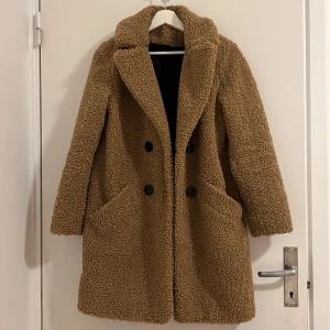 Teddy Jacka  - Säljer min fina Teddy jacka 🐻🧥från Zara. Mycket bra skick! 
