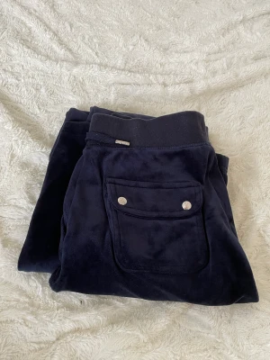 Juicy byxor - Säljer nu mina juicy couture byxor då dem har blivit förstora och inte kommer till användning! Väl använda men bra skick💕 Kan mötas upp i Jönköping eller frakta, köparen står för frakten💕