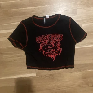 graphic crop top - Svincool graphic crop top köpt på hm. Säljer pga att den inte kommer till användning