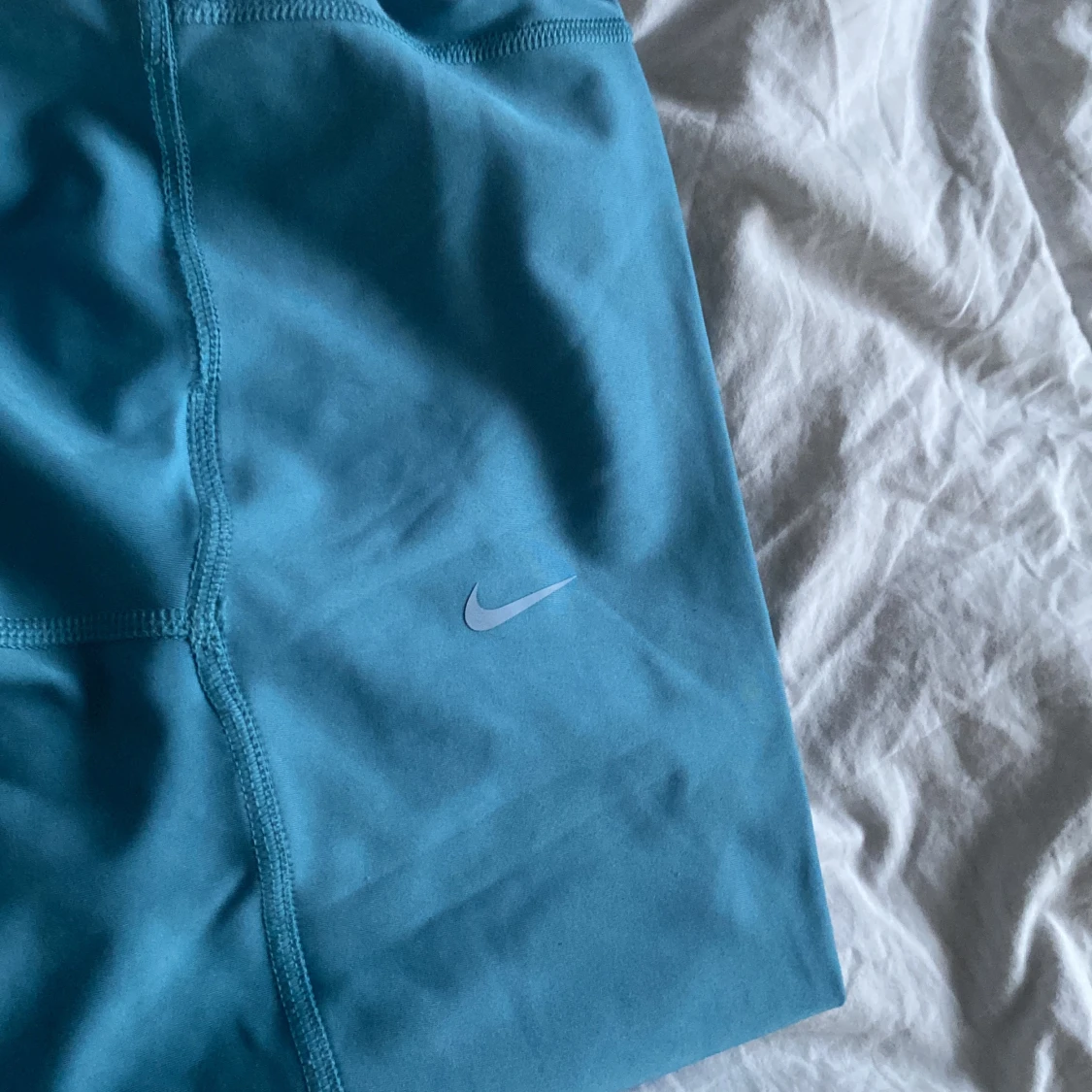 Blåa träningstights från Nike - 90