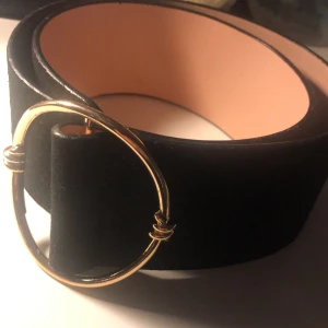 Elegant bälte - Väldigt snygg i bra skick! Fick som present men aldrig kommit till användning, använder int mig av bälten men jätte snygg✨
