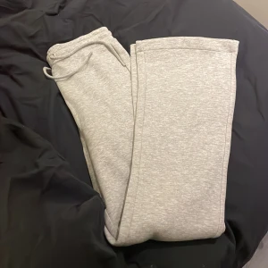 Mjukisbyxor - Gråa Boot cut Mjukisbyxor! Aldrig använda