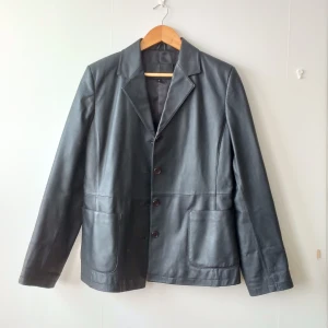 Läderjacka - Läderkavaj/jacka, är oversize snygg på mig som har S, väldigt fint skick och lätt och smidig 