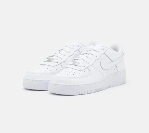 Nike air force 1 - Jag köpte de men var inte i min storlek har använt de ändå några gånger men är i gott skick💕