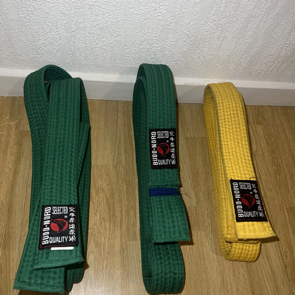 Taekwondo bälten, har tyvär inte vita bältet däremot finns det gul, grön och grön me blå streck. Säljer 70kr st. Övrigt.