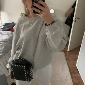 Väska zara nitar - Populär Väska från zara med nitar i jätte fint skick passar till allt