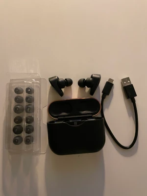 sony wf-1000xm3 - sony wf-1000xm3. Använda men funkar precis som de ska. Väldigt mycket bättre än air pods. Noice cancellation osv. För mer info om hörlurarna, sök upp på internet!! 