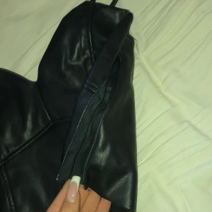 Linne  - Läder linne strl m passar s ochså 