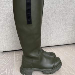 Säljer ett par snygga rubber boot stövlar från GANNI. Använda ett par gånger. Superfint skick!    Färg: grön Storlek: 38  Nypris: ca 2400kr  Säljer dem då de är för små för mig och inte kunnat använda dem.  