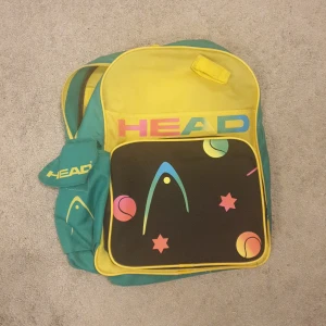 Ryggsäck HEAD  - En tyggsäck med neonfärger och rymdmotiv. Perfekt föe cosplay