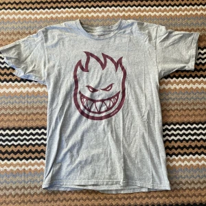 Spitfire T-shirt  - Två små hål på mage och rygg men syns knappt