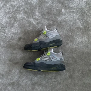 Jordan 4 retro neon - Intresse koll på mina 4or. Box medföljer men den är lite skadad. Annars är dom i väldigt fint skick. Tveka inte med att ställa frågor Vh Erik 
