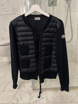 Moncler cardigan  - Säljer min super fina moncler cardigan i S/M, säljer då den inte kommer till användning längre.  Den är köpt i moncler butiken i Stockholm för 7500 och jag har kvitto osv kvar.  Jätte fint skick utan några defekter💞💞