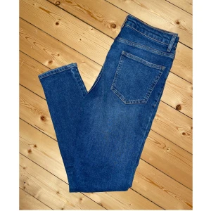 Jeans Forever 21  - Jeans från Forever 21 i storlek 42. Knappt använda och har dessvärre inte prislappen kvar. Köparen står för fraktkostnaden.