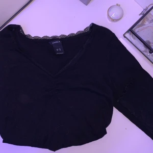 Finare topp - Topp med volanger.  Lite kortare men inte magtröja.