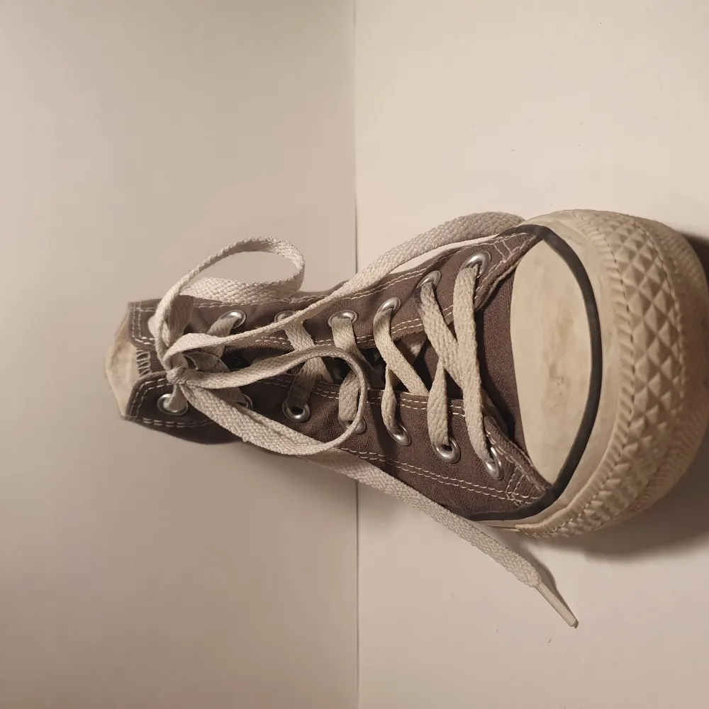 Hi! Available at kungsholmen, shipping can be discussed  condition: fair size: UK: 5, EUR: 37.5, CM: 24 price: 300kr extra: has some stains at the bottom of the shoe. Skor.