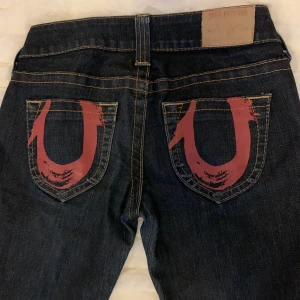 true religion jeans  - Lågmidjade mörkblåa true religion jeans i strl 26 i bra skick men som tyvärr inte passade mig. Kommentera om ni är intresserade!