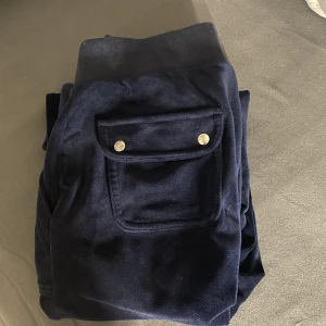 Juicy byxor  - Jättefina mörkblå juicy i storlek Xs. De är rätt använda som ni ser på bilden men absolut inget fel på dom eller inga hål nånstans