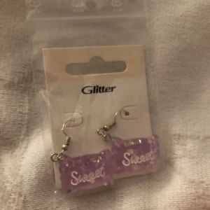 Örhängen  - Säljer denna supervackra örhängen som jag har gjort helt själv! 💗 de är aldrig använda! Osäker om de är nickelfria, men är 99% säker på att de är det! ♥️ 