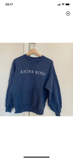 Anine bing tröja - Anine bing tröja köpt här på Plick som jag tyvärr inte fått så mycket användning för, storlek Xs🫶🏻🫶🏻 (Lånade bilder)