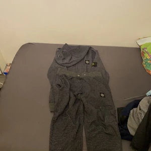 Stone island - Tröja och byxor inte äkta för liten för mig kan sänka priset vid snabba affärer  ny pris 599kr skick 8/10 inget fel och den e rätt så skön 
