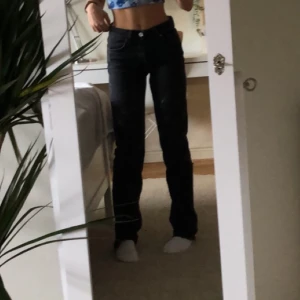 Straight jeans Zara - Lågmidjade straight jeans från zara till salu. Dessa är slutsålda och är mycket populära. Jag kan dessvärre inte få på mig dessa längre så då säljer jag de. Jättefina till en cute top eller thirt? Kontakta vid mer bilder