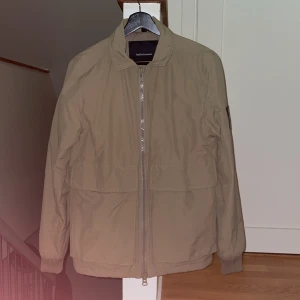 PEAK PERFORMANCE JACKA BEIGE - Peak Performance jacka köpt på Aplace. Skick: 4.5/5 storlek S. Många bra praktiska fickor