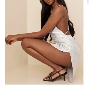 Glittrig klänning från Nelly - Aldrig använd, kan skickas men kan även mötas upp! Skriv för fler bilder!