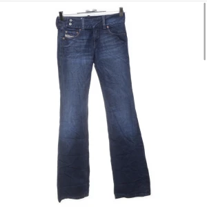 Lågmidjade jeans Diesel - Jättesnygga lågmidjade jeans från Diesel Industry i strl. 25. Säljer då de är för små för mig. 💕 Midjemått 76 cm och Innerbenslängd 82 cm