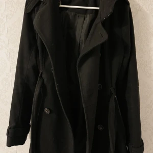 Jacka/kappa - Jackan är i väldigt gott skick, inget trasigt. För liten för min del