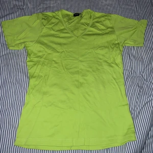 T-shirt - Storleken är xxl men när man tar det på sig det är som M inte lika stor som xxl 