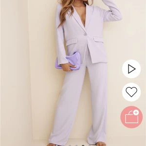 Kavajset Nelly Syrenlila - Kavajset. Storlek 38 i kavajen för att få den lite oversized och 36 i byxorna. Använt en gång, en liten fläck på kavajen, går säkert att få bort. Inköpt för 1100kr säljer båda för 400kr. Jättefin färg men passade inte riktigt mig..💜🌟🫶