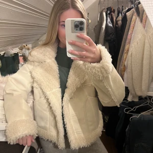 Teddy jacka  - Snygg jacka ifrån Urban outfitters i strl S, men den är lite oversized. Knappt använd och inköpt för 1200kr 