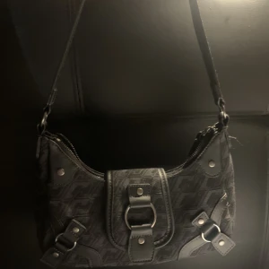 Väska - Jättefin väska jag har köpt från h&m, tycker egentliget mycket om men kommer ej till användning särskilt mycket, skriv om intresserad och klippa INTE på köpr direkt💕