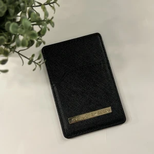 Magnetiskt kortfack från Ideal of Sweden  - Säljer ett magnetiskt kortfack från ideal of Sweden för att det ej kommer till användning. Det har släppt lite färg på kanterna av texten. Just denna finns inte längre att köpa på deras hemsida men liknande kostar 349kr. Säljer min för 90kr + frakt 🫶🏼