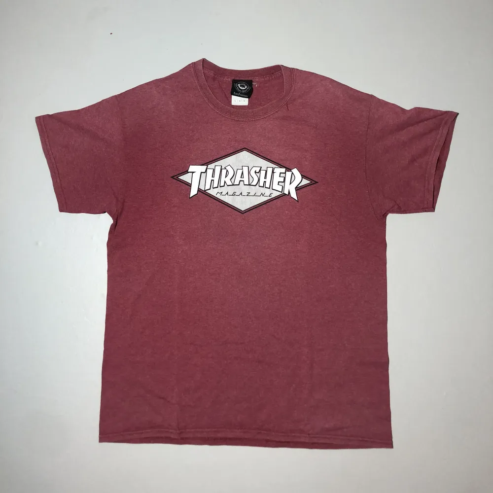 Thrasher T-Shirt i storlek L  Trycket har lite slitage, annars i bra skick.  Köparen står för frakten, skickas via PostNord . T-shirts.