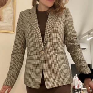 Kavaj  - Snygg kavaj från H&M! Funkar som S och M. Säljer pga ingen användning. 