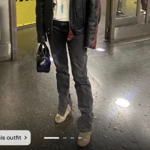 Jeans - Så sjukt snygga och populära jeans som passar till allt! Har små slitningar längst nere vid foten💕😚